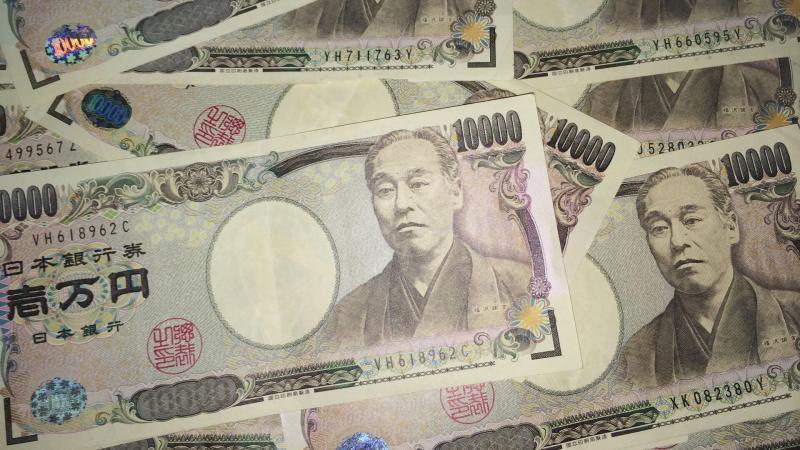 В четверг японская иена упала до самого низкого уровня против доллара за 24 года, поскольку ожидаемый рост разрыва ключевых ставок между Японией и США еще больше снизил стоимость валюты.