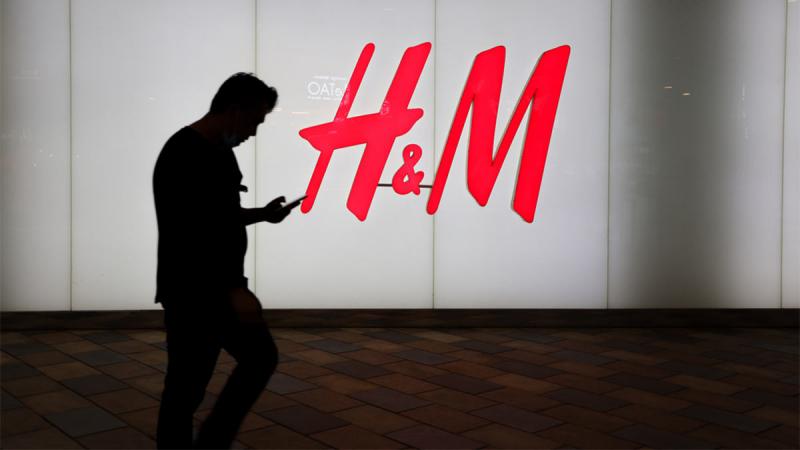 Шведська H&M Group повідомила, що почала процес згортання бізнесу в Росії.