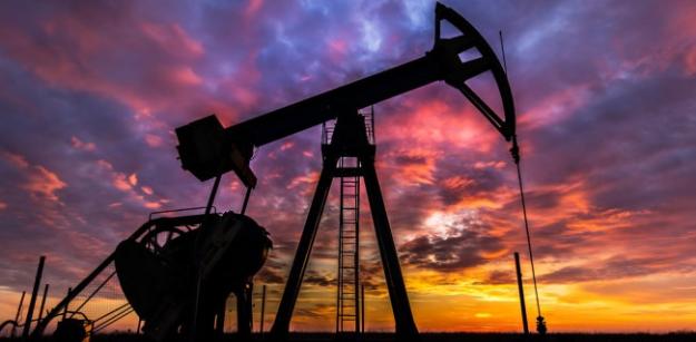 Нефть немного выросла в цене во вторник, 19 июля, сократив прежние потери и взлетев более чем на $5 за баррель на предыдущей сессии на фоне опасений по поводу нехватки предложения.