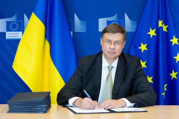 Європейський союз та Україна підписали меморандум про надання першого траншу макрофінансової допомоги у розмірі 1 млрд євро.