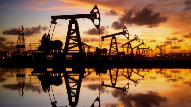 Котирування нафти знижуються в понеділок на побоюваннях трейдерів щодо перспектив економічного зростання і попиту на енергоресурси у світі.
