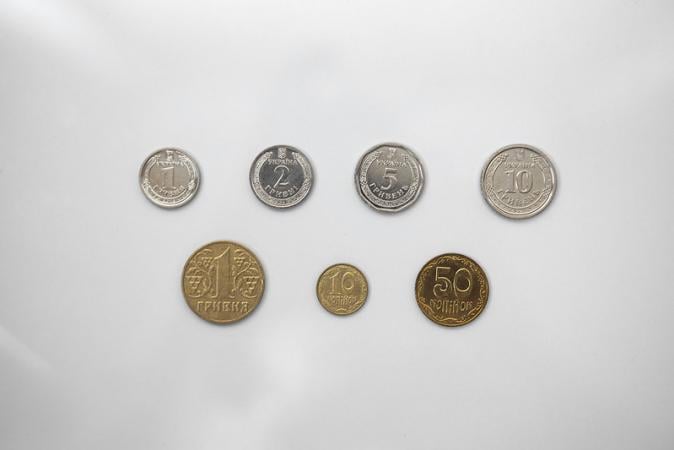 Нацбанк запустил благотворительную акции «Смелая гривна», в рамках которой в течение трех месяцев по всей Украине продлится сбор монет номиналами 10, 50 копеек и 1, 2, 5 и 10 гривен, которые затем перечислят на нужды ВСУ.
