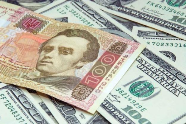Після рішення НБУ про ослаблення гривні курс долара в обмінниках різко пішов вгору.