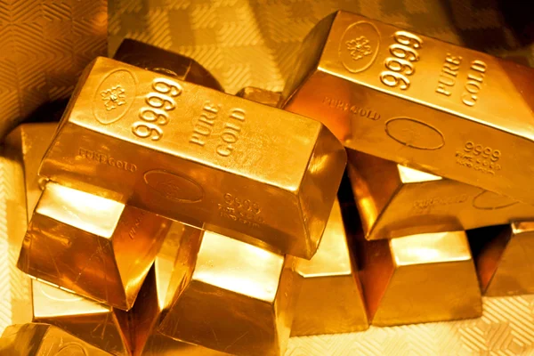 Ціни на золото продовжують зростати у вівторок, отримуючи підтримку внаслідок попиту на захисні активи перед геополітичними ризиками.