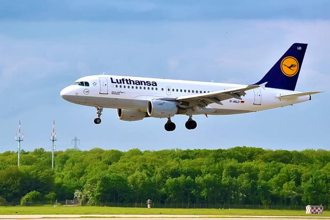 Авіакомпанія Lufthansa не має наміру використовувати повітряний простір Росії до 25 березня 2023 року через російську агресію в Україні.