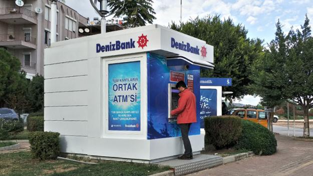 Турецкие банки разрешили россиянам рассчитываться карточками российской платежной системы «Мир», выпущенными крупнейшими подсанкционными банками РФ «Сбербанком» и ВТБ.