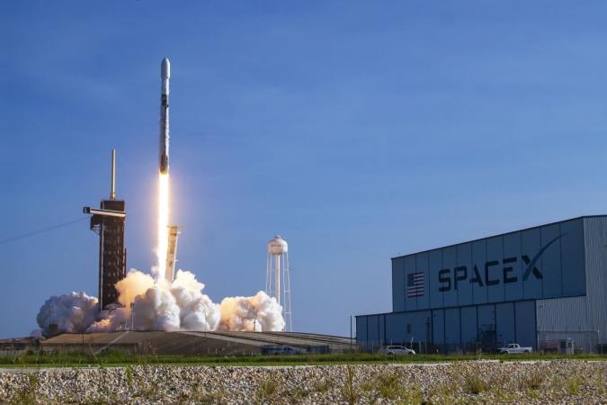 Європейське космічне агентство (ESA) розпочало попередні технічні переговори зі SpaceX Ілона Маска, які можуть призвести до тимчасового використання установок-носіїв компанії після того, як війна в Україні заблокувала доступ Заходу до російських ракет «Союз».