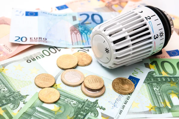 Европейские цены на электроэнергию подскочили к новым максимумам из-за удорожания природного газа, усугубляя энергетический кризис, угрожающий вбросить регион в рецессию.