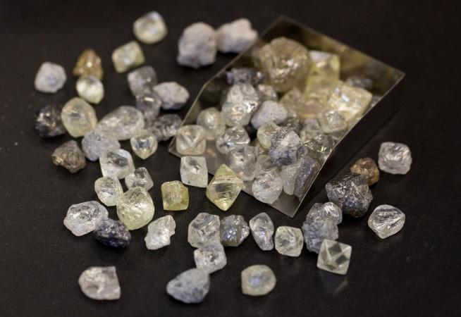 Сполучені Штати та інші країни вимагають, щоб російські алмази набули статусу «кривавих» або «конфліктних», оскільки їх продаж іде на фінансування війни РФ проти України.