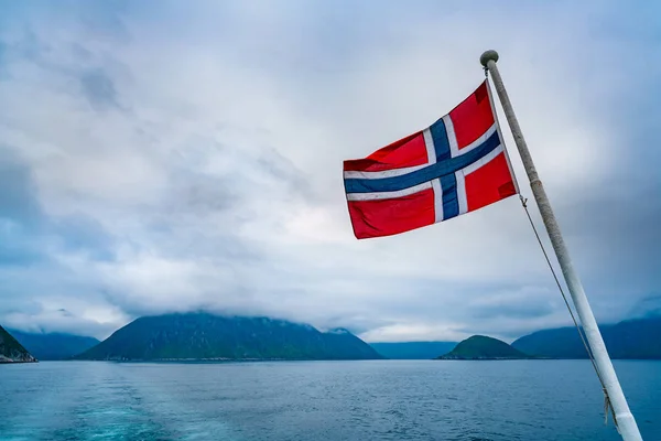 Банк Норвегії підвищив базову процентну ставку на пів відсотка до 1,75%, повернувшись до рівня березня 2012 року.