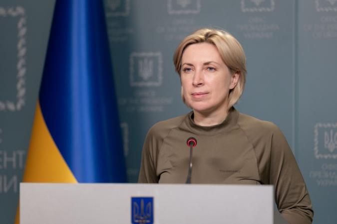 Приватбанк начал блокировать счета переселенцев из Донецкой и Луганской области, требуя актуализировать данные о месте жительства.