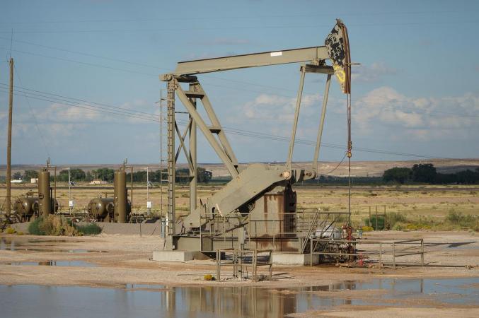 Нафта зросла у вівторок, 23 серпня, оскільки на ринку переважали побоювання щодо дефіциту пропозиції після того, як Саудівська Аравія попередила, що великий виробник нафти може скоротити видобуток, щоб скоригувати недавнє зниження нафтових цін.