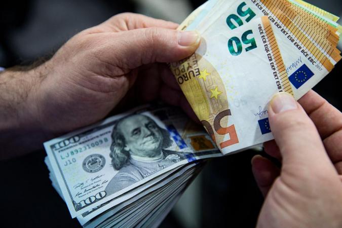 Вже другий тиждень український валютний міжбанк майже спокійний.