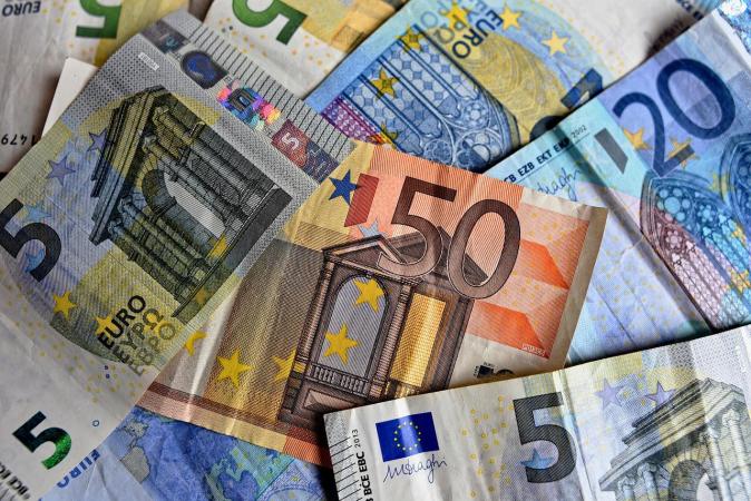 ЄС уже виділив мільярд євро з обіцяних у травні 2022 року 9 млрд макроекономічної допомоги Україні, і Єврокомісія (ЄК) займається вирішенням питання про виплату решти.