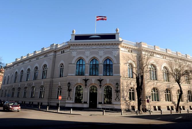 С 5 сентября начинает работу программа обмена наличной гривны на евро в определенных отделениях AS Industra Bank и AS Rietumu banka в шести городах Латвии.