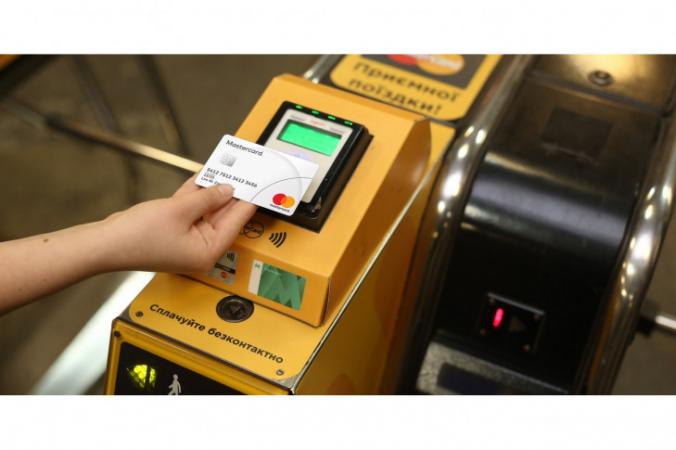 Київська влада підтримала петицію про запровадження у столичному громадському транспорті можливості оплачувати проїзд банківською карткою.
