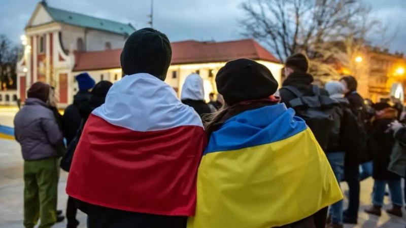 Правительство Польши отказалось от сбора налогов с беженцев из Украины, которые прибыли в страну после 24 февраля, и с тех пор работают удаленно на украинских работодателей.