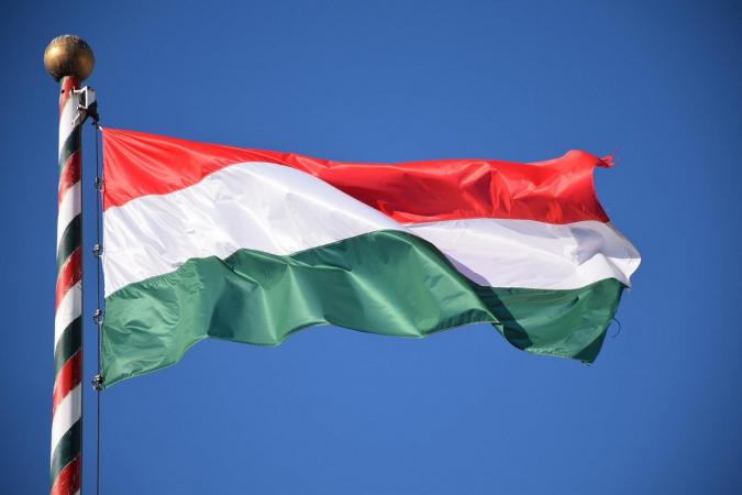 Венгрия снова оказалась блокпостом, когда речь заходит о санкциях ЕС против России — на этот раз она настаивает на исключении трех российских олигархов из санкционного списка.
