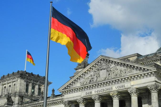 Столкнувшись с критической нехваткой квалифицированной рабочей силы, Германия планирует ввести свой вариант «зеленой карты».