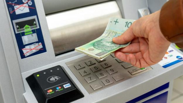 Однією з перших поступок, на які пішли польські банки для українців після 24 лютого, було безкоштовне відкриття рахунків за спрощеною процедурою.
