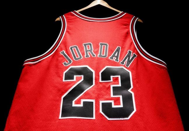 Футболку от легенды баскетбола Майкла Джордана, в которой он играл за Chicago Bulls, продали с аукциона Sotheby's за рекордную сумму в около $10,1 млн (10 млн евро).