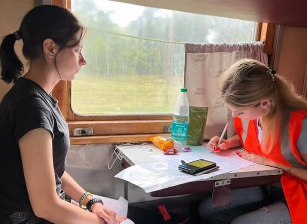 В эвакуационных поездах Укрзализныци оформлены социальные выплаты на 52 млн грн.