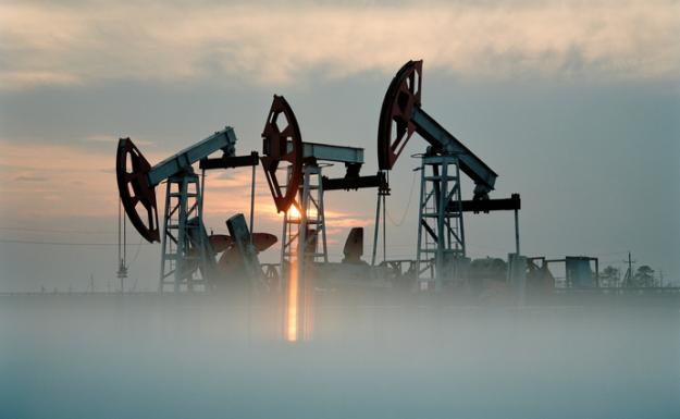 Ціни на нафту зросли у понеділок, 19 вересня, на тлі ослаблення долара та побоювань щодо постачання напередодні грудневого ембарго ЄС на російську нафту.