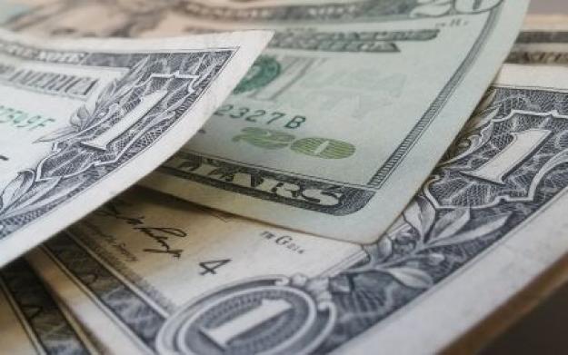 Приватбанк ограничил своим валютным вкладчикам максимальную сумму выдачи наличных со счета — $1 тыс.