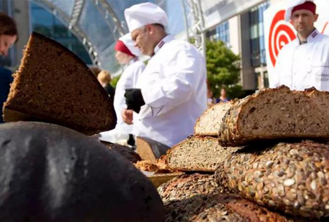 У Європейському союзі ціни на хліб зросли майже на одну пʼяту у серпні, оскільки вторгнення Росії до України, яка є найбільшим експортером зерна та добрив, продовжувало руйнувати світові ринки, а загальна інфляція прискорилася.