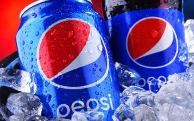 Американська компанія PepsiCo припинила виробництво Pepsi, 7UP та Mountain Dew у Росії майже через шість місяців після того, як заявила про зупинення продажів та виробництва через вторгнення РФ в Україну, пише Reuters.►Підписуйтесь на сторінку «Мінфіну» у фейсбуці: головні фінансові новиниОголошення Pepsi було зроблено після того, як агентство Reuters відвідало десятки супермаркетів, роздрібних магазинів та спортивних залів у Москві та за її межами і виявило банки та пляшки Pepsi з датами виробництва у липні та серпні на заводах у Росії.
