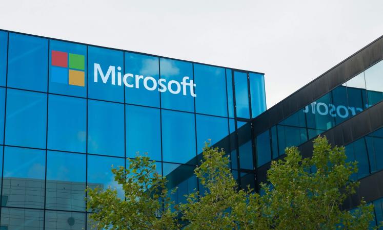 Совет директоров американской Microsoft Corp. решил увеличить квартальные дивиденды на 9,7%, с 62 до 68 центов на акцию.