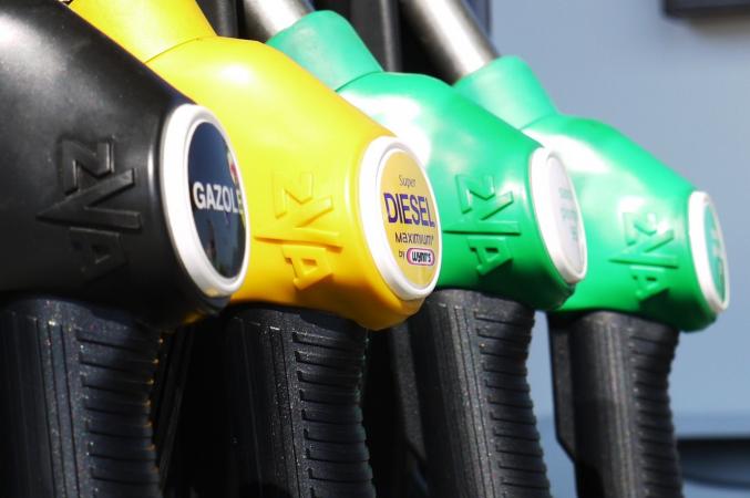 Верховная Рада приняла во втором чтении законопроекты о частичном возвращении акцизов на бензин, дизтопливо и сжиженный газ.