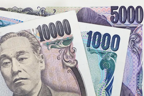 Власти Японии провели интервенции на валютном рынке, чтобы поддержать иену, подешевевшую более чем на 20% в паре с долларом США с начала текущего года.
