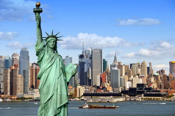 Нью-Йорк вновь занял первое место в списке крупнейших финансовых центров мира, говорится в обзоре финансовой консалтинговой компании Z/Yen Group Ltd., которая рассчитывает индикатор Global Financial Centres Index (GFCI).►Подписывайтесь на страницу «Минфина» в фейсбуке: главные финансовые новостиНью-Йорк лидируетНью-Йорк обогнал в рейтинге Лондон четыре года назад и с тех пор не уступает лидерство.