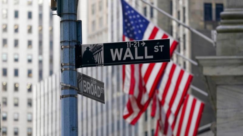 Регулирующие органы США во вторник оштрафовали 16 финансовых учреждений, в том числе Barclays, Bank of America, Citigroup, Credit Suisse, Goldman Sachs, Morgan Stanley и UBS, на общую сумму $1,8 млрд.