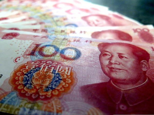 Центральный банк Китая попросил крупные государственные банки быть готовыми продавать доллары и покупать юани на офшорных рынках.