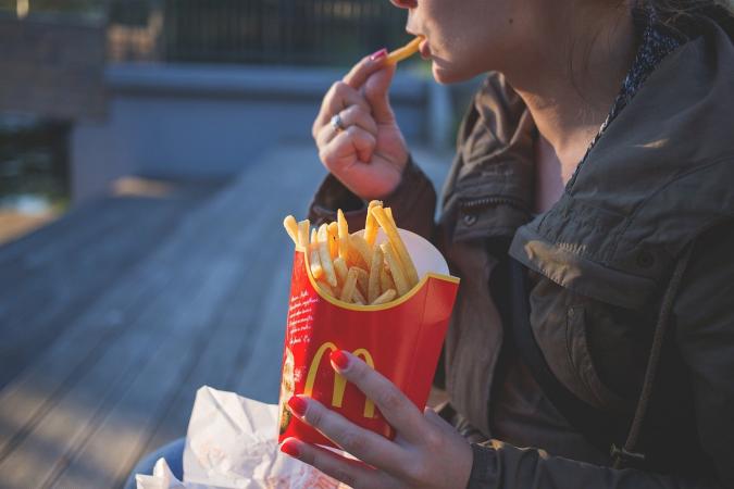 Мережа ресторанів швидкого харчування McDonald’s відновила повноцінну роботу 10 закладів у Києві.