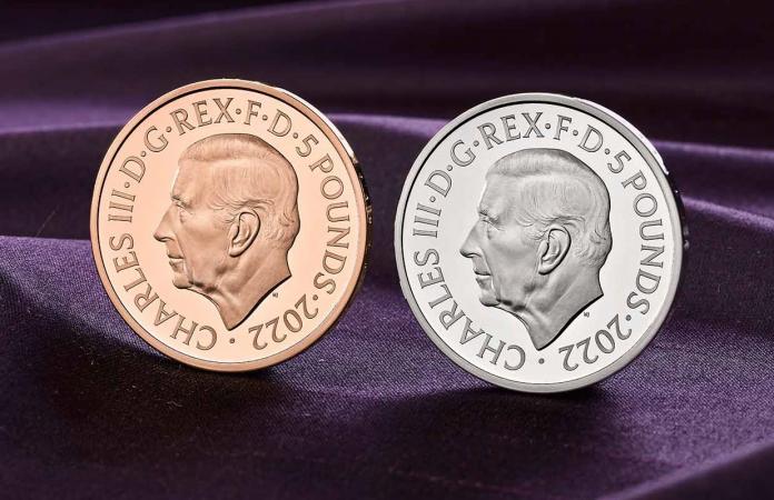 В Великобритании новые монеты с изображением короля Чарльза III поступят в обращение до Рождества, где они будут циркулировать вместе с существующими монетами с изображением королевы Елизаветы II.