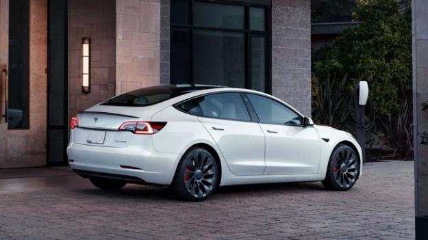 В третьому кварталі 2022 року компанія Tesla поставила клієнтам 343 830 електромобілів.