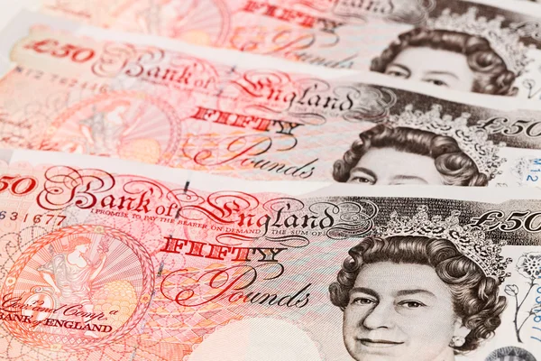 Курс британського фунта підскочив на початку торгів у Лондоні після того, як уряд оголосив про плани скасувати підвищення ставки податку на прибуток.