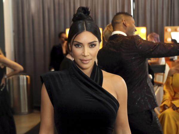 Американская звезда Ким Кардашьян заплатила $1,26 млн штрафа после того, как комиссия по ценным бумагам и биржам США (SEC) выдвинула ей обвинение в незаконном продвижении схемы криптовалютных инвестиций в Instagram.
