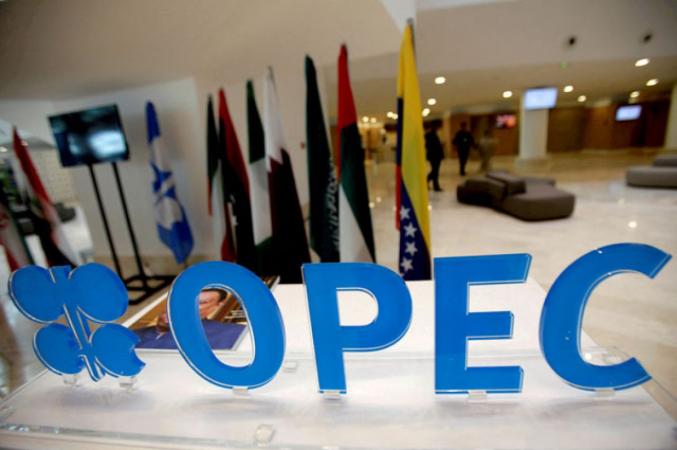 Саудовская Аравия и другие члены ОПЕК+ договорились снизить добычу нефти на 2 млн баррелей в сутки, следует из сообщения на сайте организации.