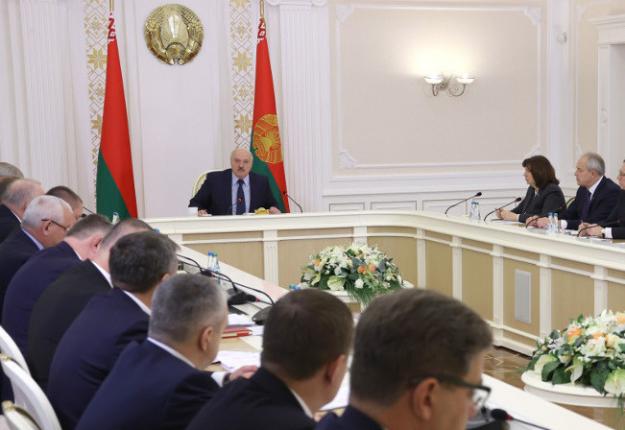 Президент Беларуси Александр Лукашенко распорядился ввести запрет любого повышения цен в стране по итогам совещания с экономическим блоком правительства.