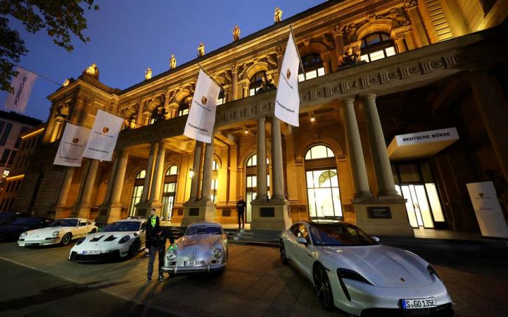 В четверг компания Porsche стала самым дорогим автопроизводителем Европы, обогнав бывшую материнскую компанию Volkswagen, поскольку цена акций производителя спортивных автомобилей резко выросла.
