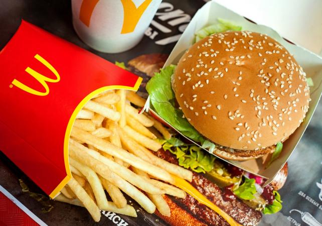 Мережа ресторанів швидкого харчування McDonald's відновила роботу ще двох закладів у Києві - по одному на правому та лівому берегах столиці.