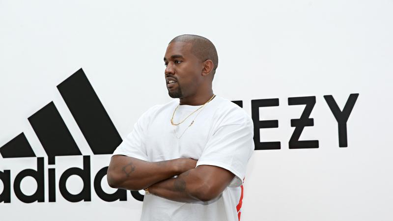 Компания Adidas объявила, что пересмотрит партнерство с рэпером Канье Уэстом, в рамках которого вышла успешная коллаборация Yeezy.