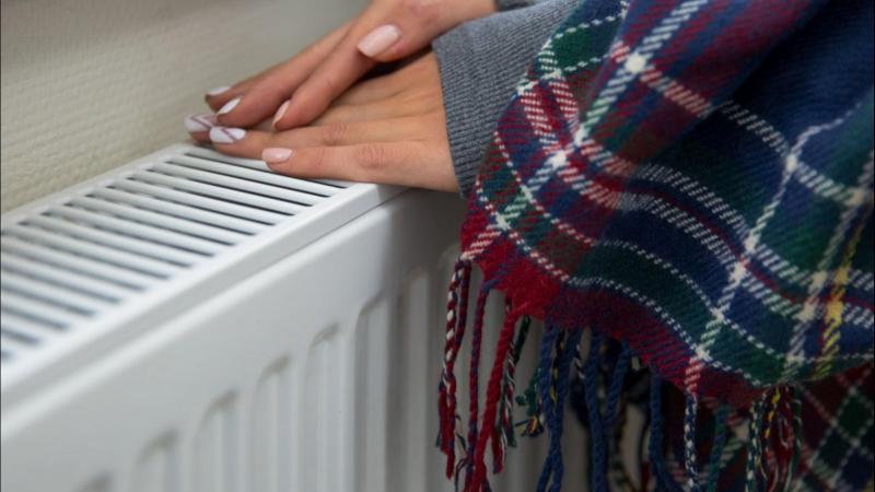 Премьер-министр Денис Шмыгаль во время заседания правительства в среду заявил, что температурный минимум в жилых помещениях зимой будет снижен до 16 градусов.