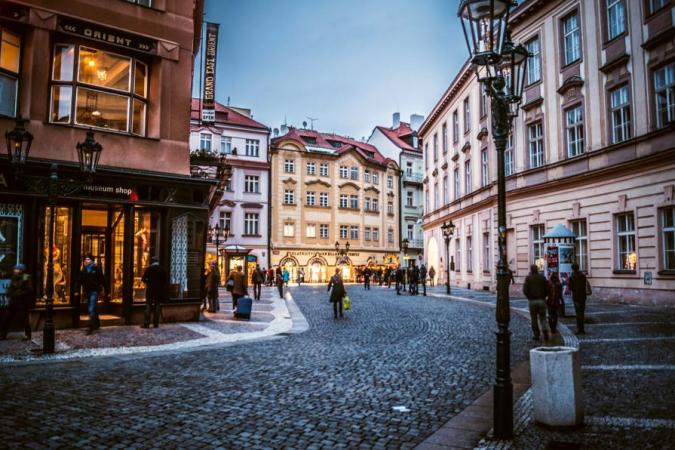 Правительство Чехии в среду приняло решение об усилении визовых ограничений для российских граждан, а также поддержку обучения белорусских и украинских студентов в чешских вузах.