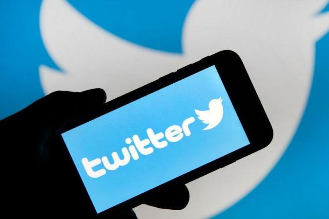 Руководство соцсети Twitter просматривает свою политику по поводу постоянной блокировки пользователей.