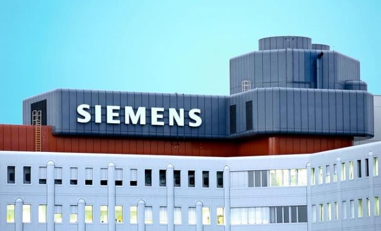 Компанія Siemens підписала договір із спільним підприємством Stellantis, Mercedes Benz та TotalEnergies щодо постачання обладнання для заводів, які будуть виробляти акумулятори для електрокарів, повідомляє LBLV, посилаючись на дані Reuters.
